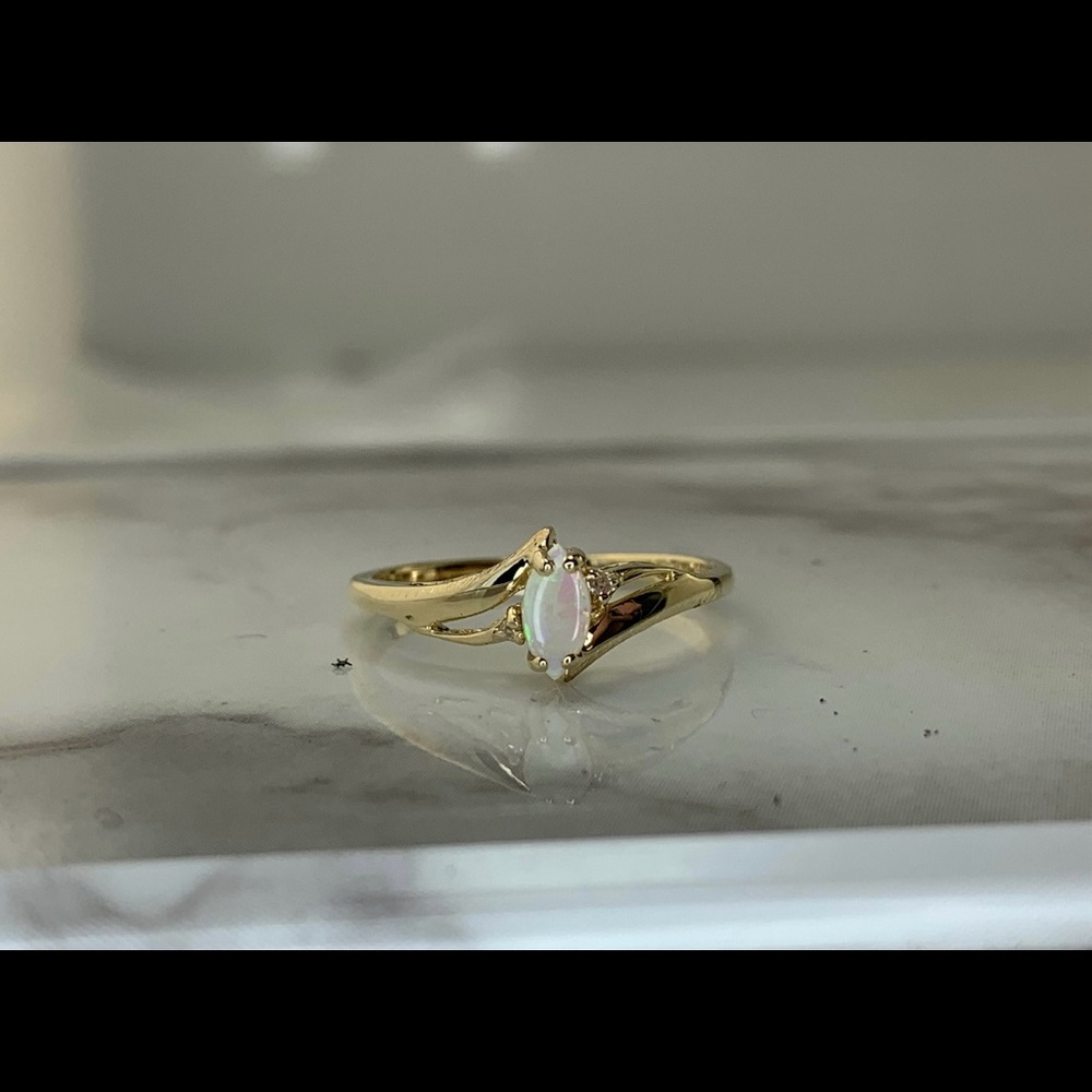 Estate 10kt Genuine Opal and Diamond Ring